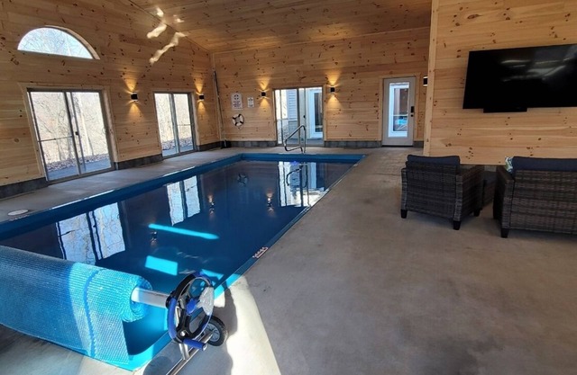 Peach Tree Lodge - Indoor Saltwater Pool