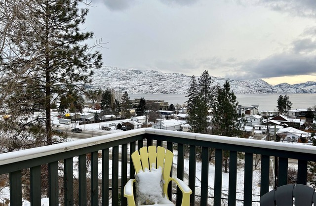 Peachland Beach Retreat- minutes to everything. Bring your smile and curiosity!