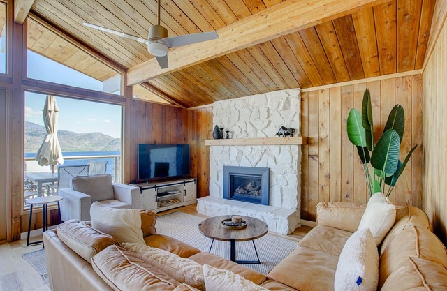 Peachy Getaway with outstanding lake views