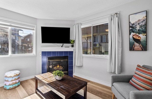 Peaks & Comfort- hot tub, free parking, King bed, AC, 2BR, sleeps 8