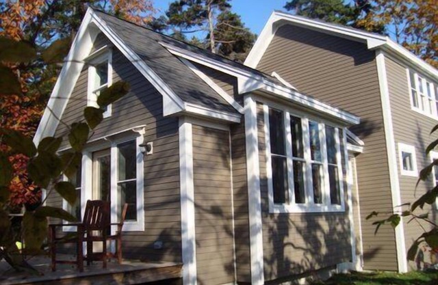 Peaks Cottage: Modern amenities, island charm, steps to shore
