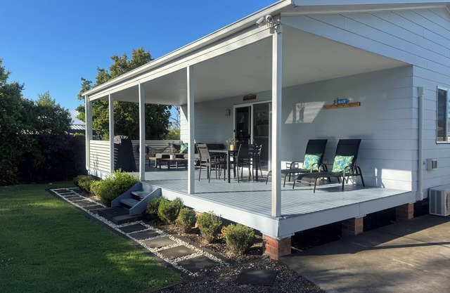 Pearly Shells Beach Cottage- 200m walk to Beach & 500m to shops - pet friendly