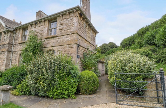 PEARTREE, pet friendly, character holiday cottage in Colerne