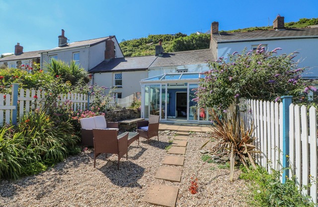 PEBBLE COTTAGE, pet friendly, country holiday cottage in Portreath
