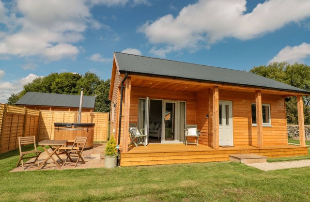 PEEP O' DAY, romantic, character holiday cottage in Kirkbymoorside