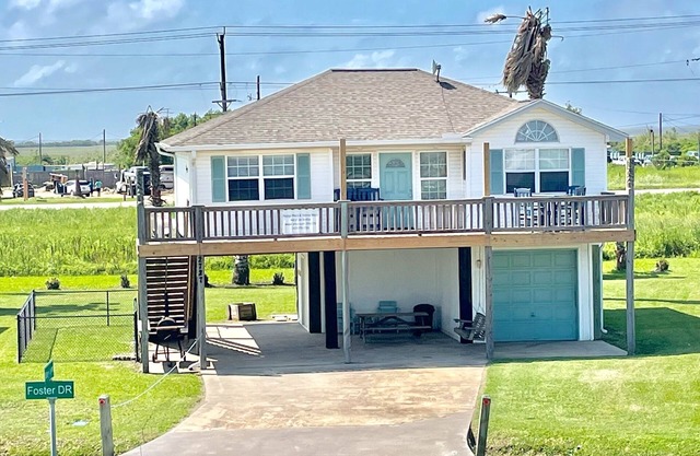 Peggy Macs/Johnie Macs! Great view, location, clean, fence for pets! Sleeps 6.
