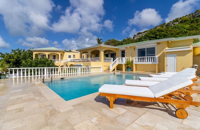 PELIKAAN SUNSET – Luxury, Zen & Fun with Ocean Views