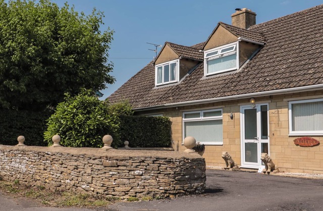 PEMBERTON, pet friendly, with a garden in Ashton Keynes