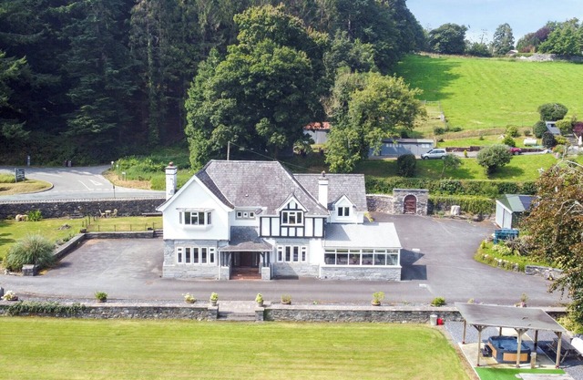 PENGWERN, pet friendly, with hot tub in Llanrwst