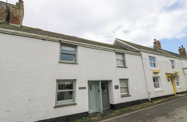 PENHAVEN, pet friendly, character holiday cottage in Coverack