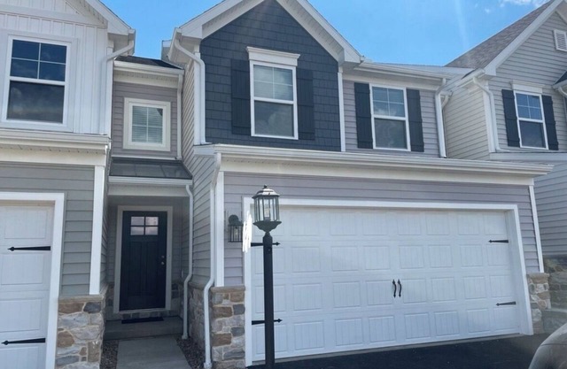 PENN STATE HOUSE-New construction, 3-BR townhome, 4 miles from Beaver Stadium.