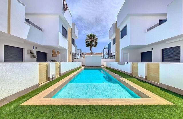 Penthouse with communal pool, close to the sea