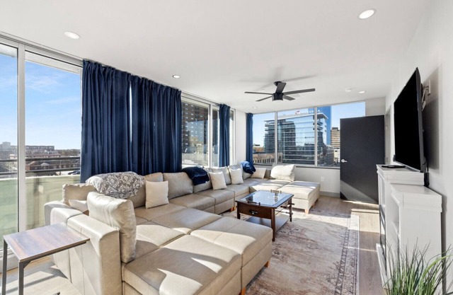 Penthouse @ 175 LEX -Walk to Rupp Arena on Main St