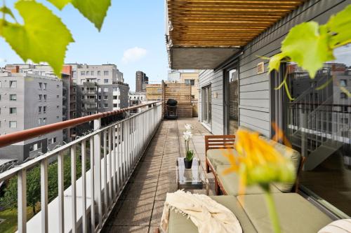 Penthouse 3-Story with 2 Terraces & Balcony