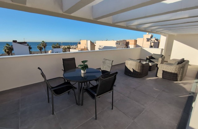 Penthouse El Carmelo: New, modernly furnished with huge terrace, <50m from beach