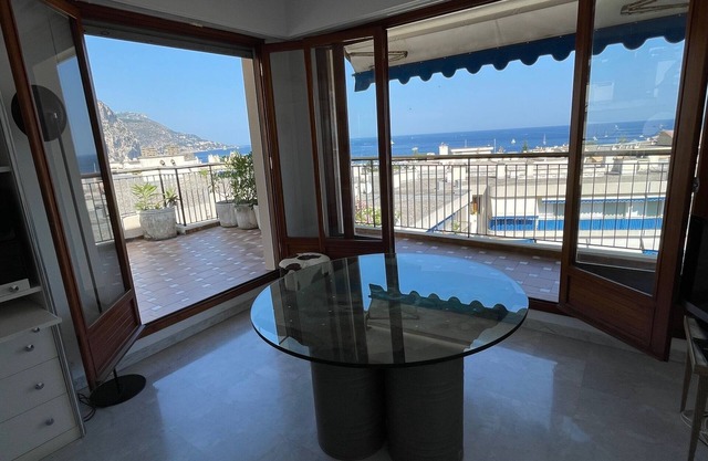 Penthouse for 2, top location, sea view, parking, elevator, air conditioning.
