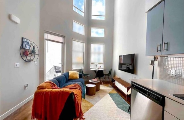 Penthouse LOFT 2B1b in the primary location of Mid-Wilshire