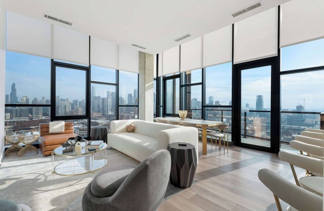 Penthouse near Fulton Market: 3BR Luxury