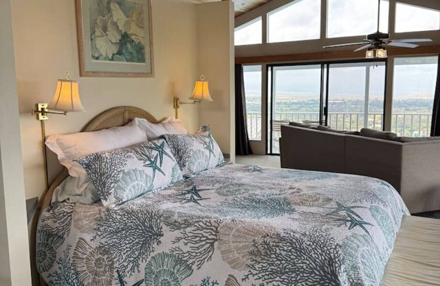 Penthouse Overlooking Waimea Ocean views