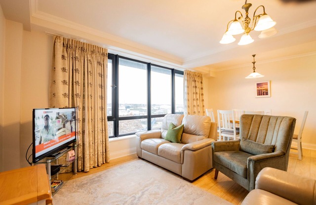 PENTHOUSE with Harbour and Panoramic Water Views. Private Rooftop Terrace. Family Friendly. Free Parking