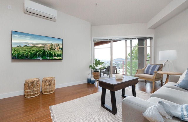 Peony Paradise - 2 Bedroom 2 Bath - West Kelowna Gem with Lake View