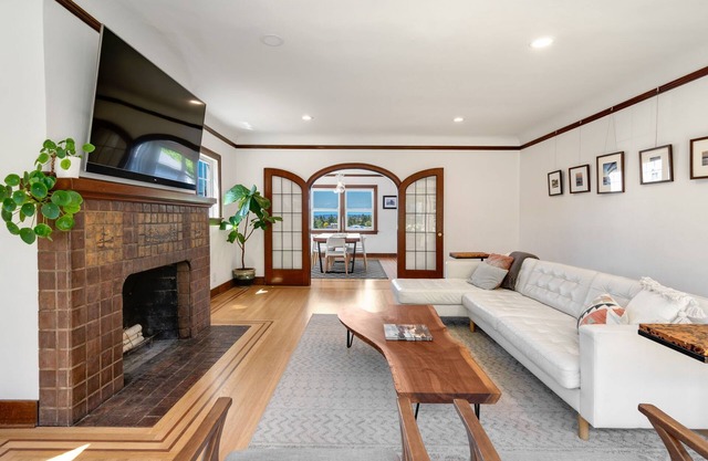 Perch - Phinney Ridge Vintage: Olympic mountain views