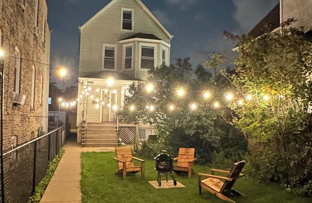 Perfect 4 Bedroom + 2 Bath unit on 2 separate floors, Free parking, CUBS