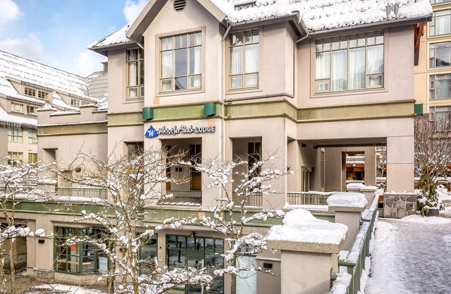 Perfect 4th-floor mountain studio with gym, jetted tub, fireplace, full kitchen