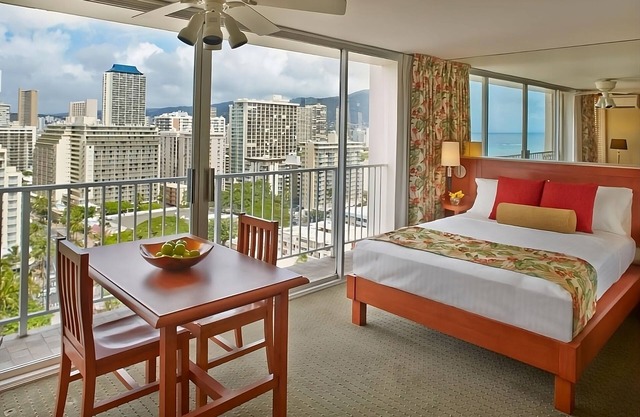 Perfect Adventure Near Beach! Parking, Pool, Near Waikiki Beach