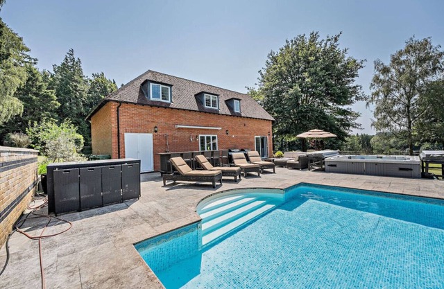 Perfect Booking | Luxury Home With Pool & Gym