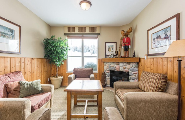Perfect Creekside Studio that Opens Right onto the Skiway!