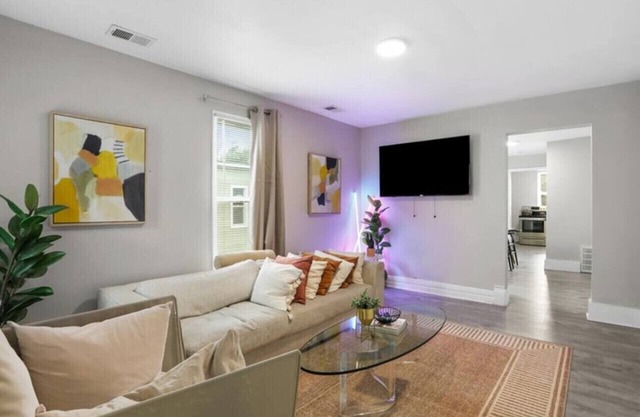 🎯 Perfect Detroit Launchpad Stylish 3BR with Chef's Kitchen & Fast WiFi