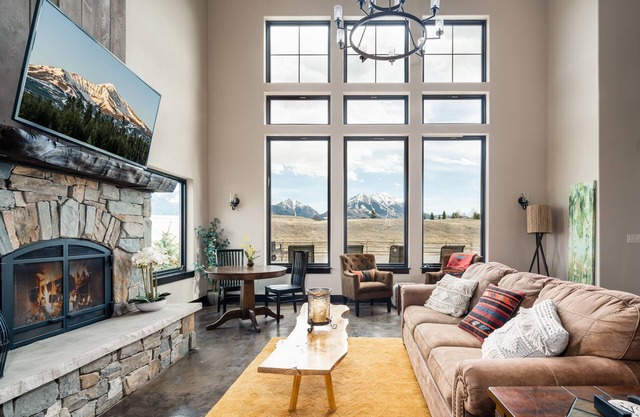 Perfect-Family Gatherings, Wedding Groups, 5 Private Suites, HotTub, Yellowstone