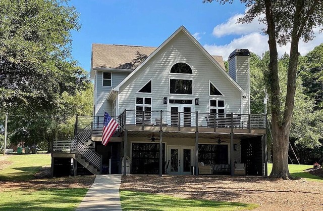 Perfect family lakeside getaway w/pickleball court. Slps 12, 2 docks, firepit