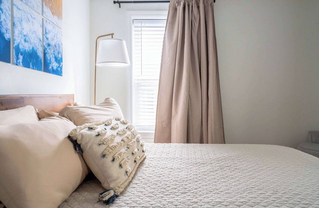 Perfect for Large Groups, Downtown Newport 5 bed!