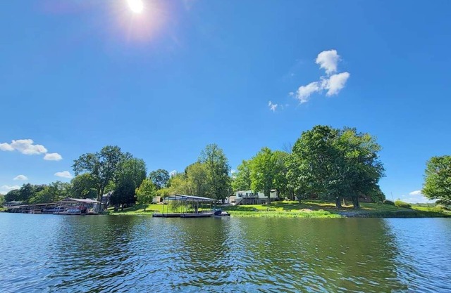 Perfect Lakeside Retreat at Lake of Egypt-Huge home for 2 Families, Dock & Beach