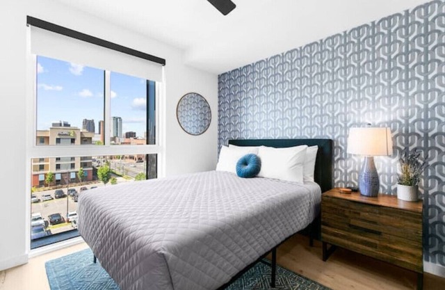 Perfect location - 2 min walk UAB