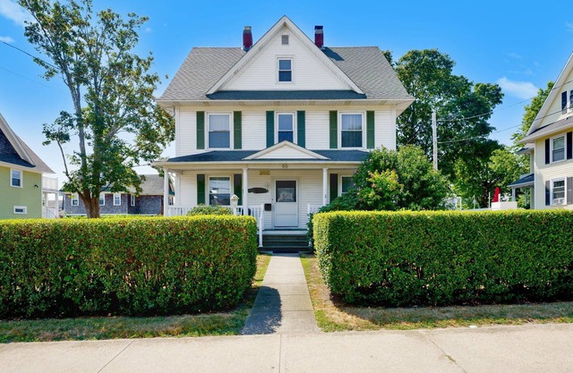 Perfect location in the heart of the Pier ! Short walk to Narragansett beach
