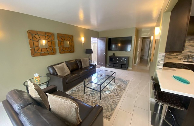 Perfect Location to Beach/SD Attractions, Parking, Beach Chairs, Boogie Boards!