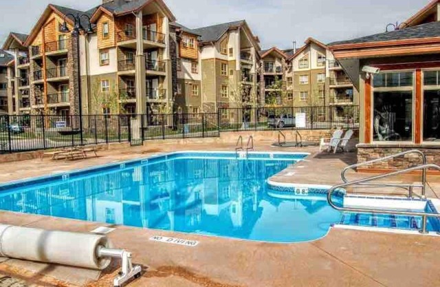 Perfect Mountain Oasis! Spacious 2 Bedroom, 2 Bathroom + Den