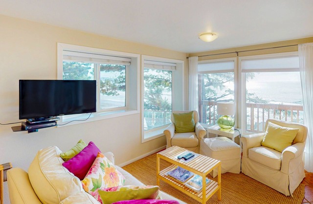 Perfect oceanside getaway with magnificent ocean views & beach nearby