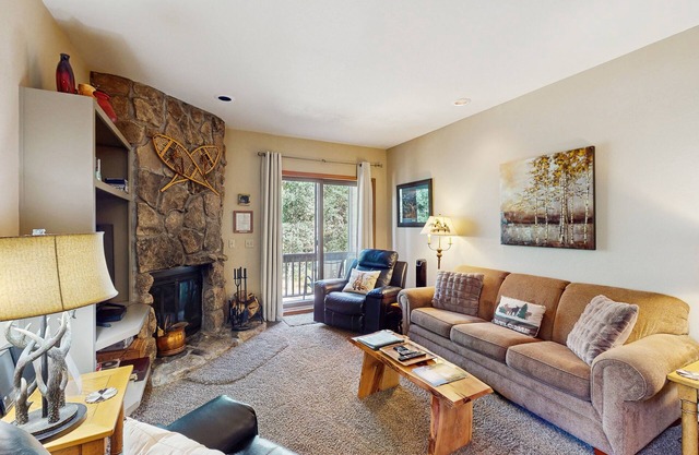 Perfect perch near the mountain with great view, fireplace, balcony & WiFi