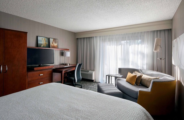Perfect Stay! Close to Torrance Beach Coast Line! Free Parking, Pets Allowed!