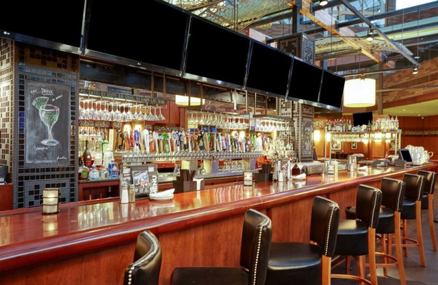 Perfect Staycation! 4 Family-friendly Units, Free Parking, Dining