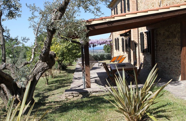 "Pergola" neat apartment in a country house, garden, sea view, 6 km to the sea