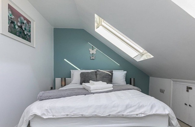 Perivale | Spacious First-Floor Urban Getaway