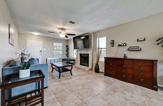 Pet & Family-Friendly | Newly Remodeled 3BR/2.5BA | Close to i35, Park, Trails