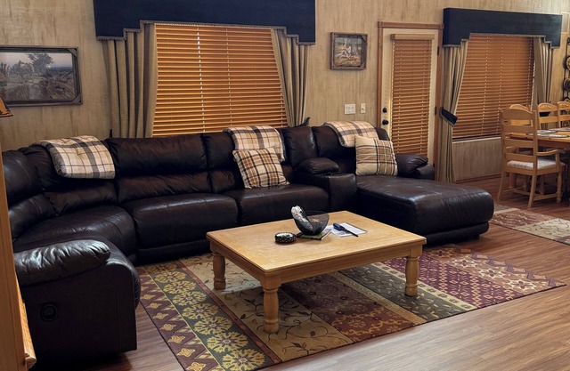 Pet friendly 2-bedroom home with loft, sleeps 10, in gated Bison Ridge, Show Low