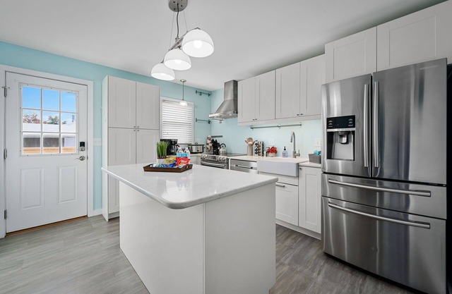 Pet Friendly - BIG Yard - Fast Wi-Fi - Sleeps 10 - Easy access to I-55 downtown