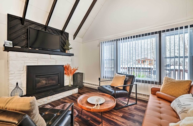 Pet-Friendly Cabin w/Hot Tub in Pocono Lake!